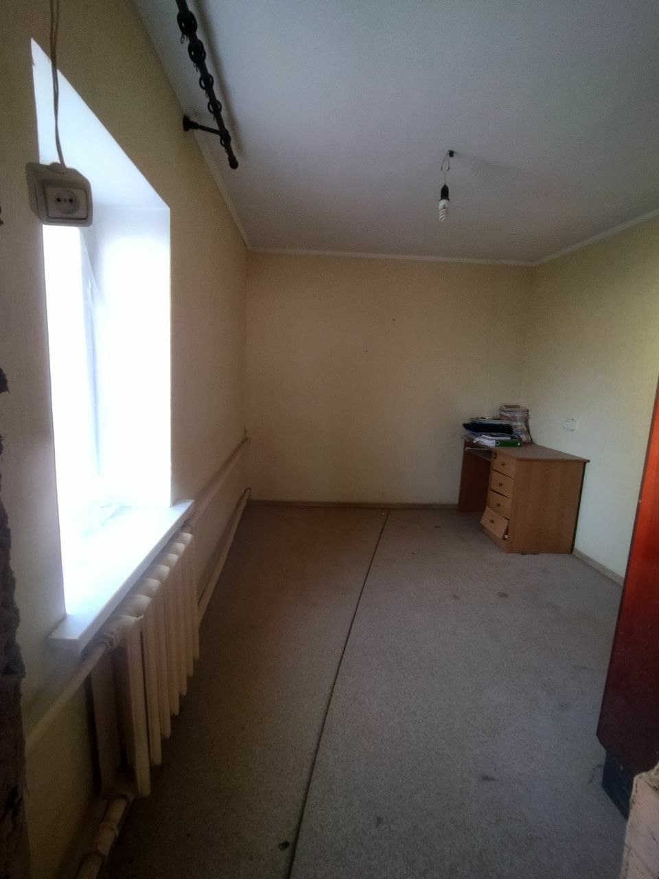 🏡 Дом в Луганске, ул. 21-го МЮДА (Каменнобродский район) 🔹 Идеальный вариант для тех, кто хочет дом в городе с участком! ▪ 52 м², 3 комнаты ▪ Дом из шлакоблока, обложен кирпичом ▪ Санузел с ремонтом ▪ Окна м/п, батареи чугунные ▪ Отопление — газовый котёл ▪ Вода центральная 🌿 Участок 3 сотки: — кирпичный сану...