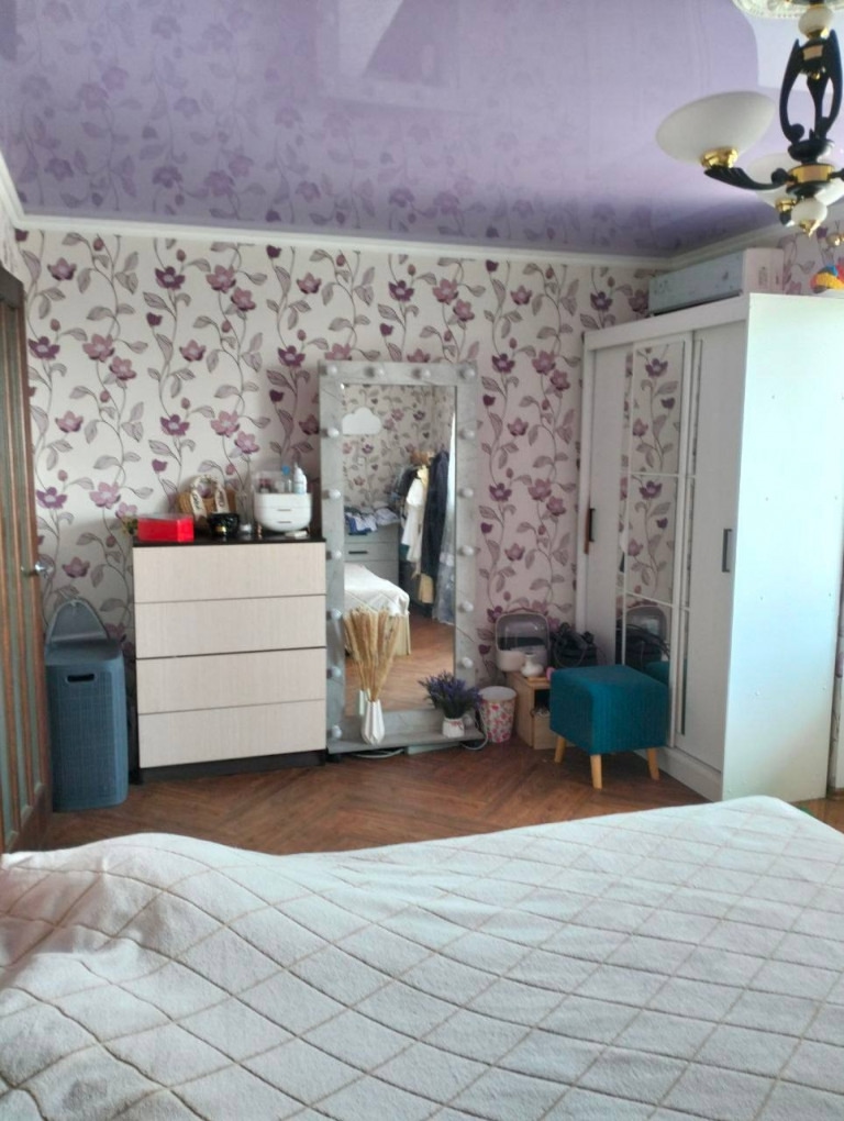 Продам 2кк!в Артемовском р-не,ул.Щелгунова площадь 53 КВ.м, квартира -студия,в квартире выполнен хороший качественный ремонт, окна МП,новые радиаторы,совмещённый санузел, бойлер,встроенная кухня,5эт/5, Документы РФ. Цена 4 300 000р Тел.+79591583248 Роман...