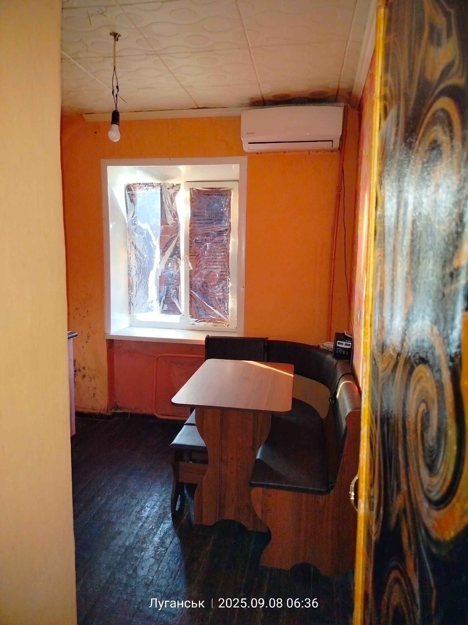Продам квартиру 1-ком, в г. Луганск, кв. Гаевого, 19. Общая площадь 33,1 кв. м Жилая площадь 16,5 кв. м Кухня 6,8 кв. м Санузел совмещённый Квартира расположена на 4-м этаже. Окна на солнечную сторону, на центральную улицу. Квартира теплая. Полы деревянные, балкон м/п, кондиционер. Мебель, которая на фото, ос...