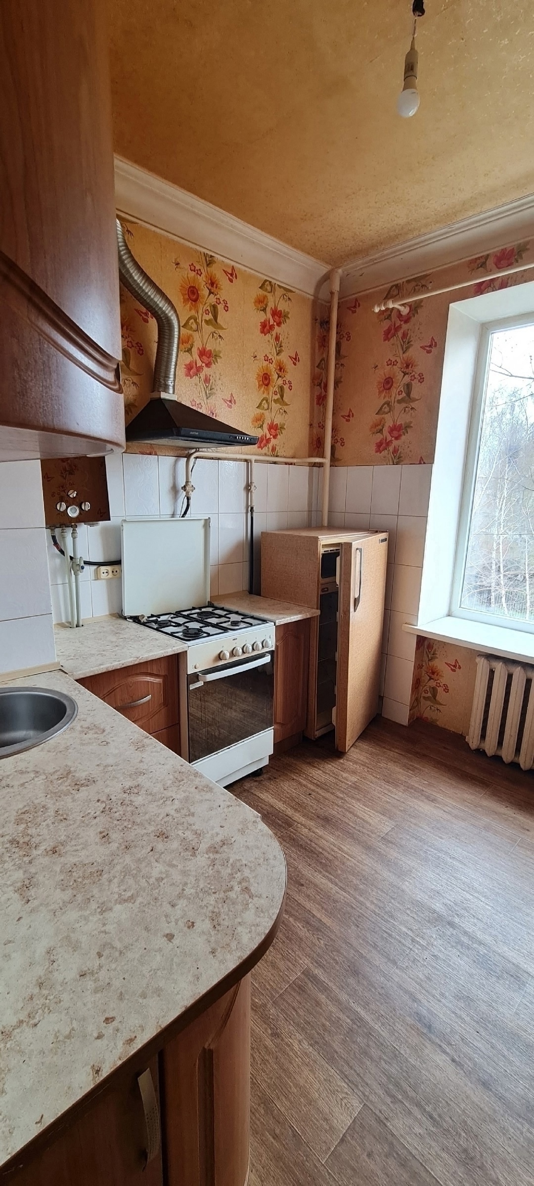 Объект 1280 г. Алчевск ! 2-к сталинка по пр. Ленина. Район фонтана. ОП-56/9. Комнаты раздельные, по разные стороны. 2 этаж, не угловая. Окна пластиковые , есть небольшой балкончик. Дверь входная железная, двойная. Санузел раздельный, в кафеле. Есть кладовка. Проводка поменяна, стены выровнены. Напольное покры...